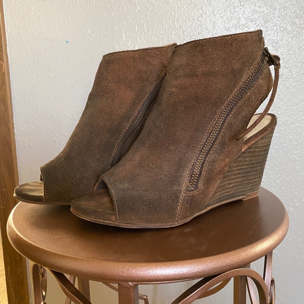 Classy Wedges! - Picture 2 of 4